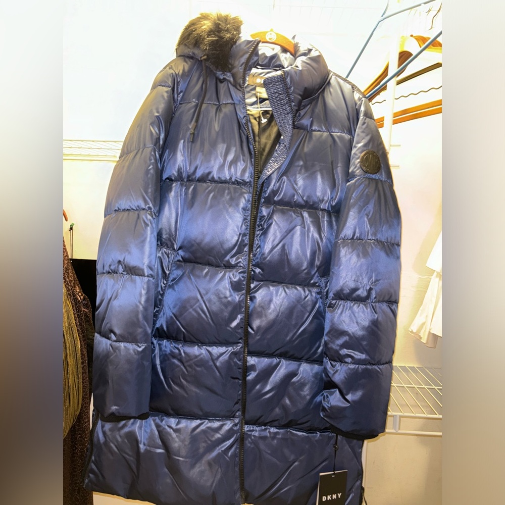 DKNY SHORT PUFFER WITH FAUX FUR HOOD, SHINE, ZIPPER SIDE DETAIL. Size Medium